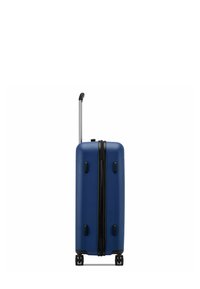 Valigia rigida blu con una superficie liscia, dettagli neri, manico retrattile e quattro ruote per la mobilità. Dotata di maniglie laterali.