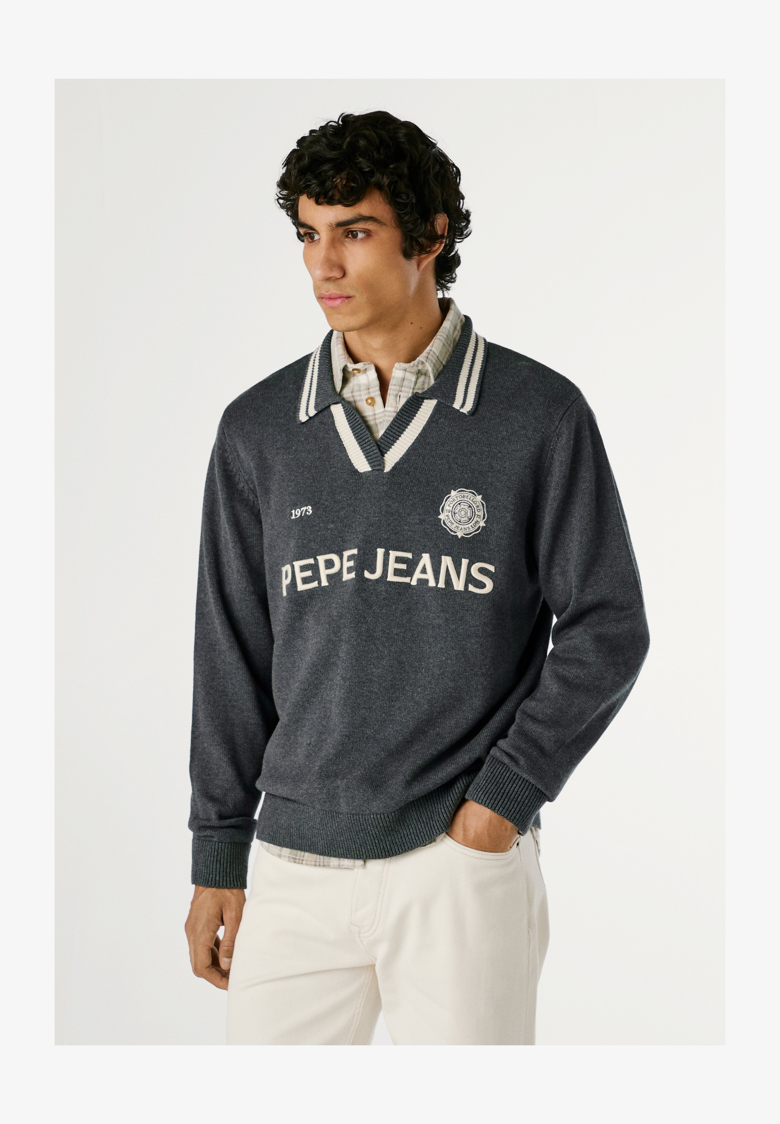 Maglione Uomo Pepe Jeans Pablo, Collo A V In Cotone Calibro 7. Lavorazione A Punto Tinta Unita, Colletto Polo E Risvolti Coordinati. 100% Cotone, Morbido E Confortevole. Perfetto Per Un Look Casual Elegante. Maglia Di Qualità, Vestibilità Classica.