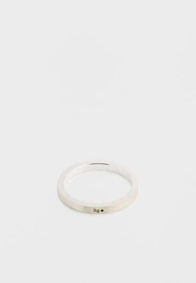 Hõbe sõrmus sileda pinnaga, lame riba disain ja kaalumärk 3g. Lihtne ja minimalistlik stiil.