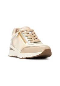 Sneaker in beige e tonalità dorate con lacci, realizzato in tessuto metallico e caratterizzato da una zip laterale, con suola in gomma testurizzata.