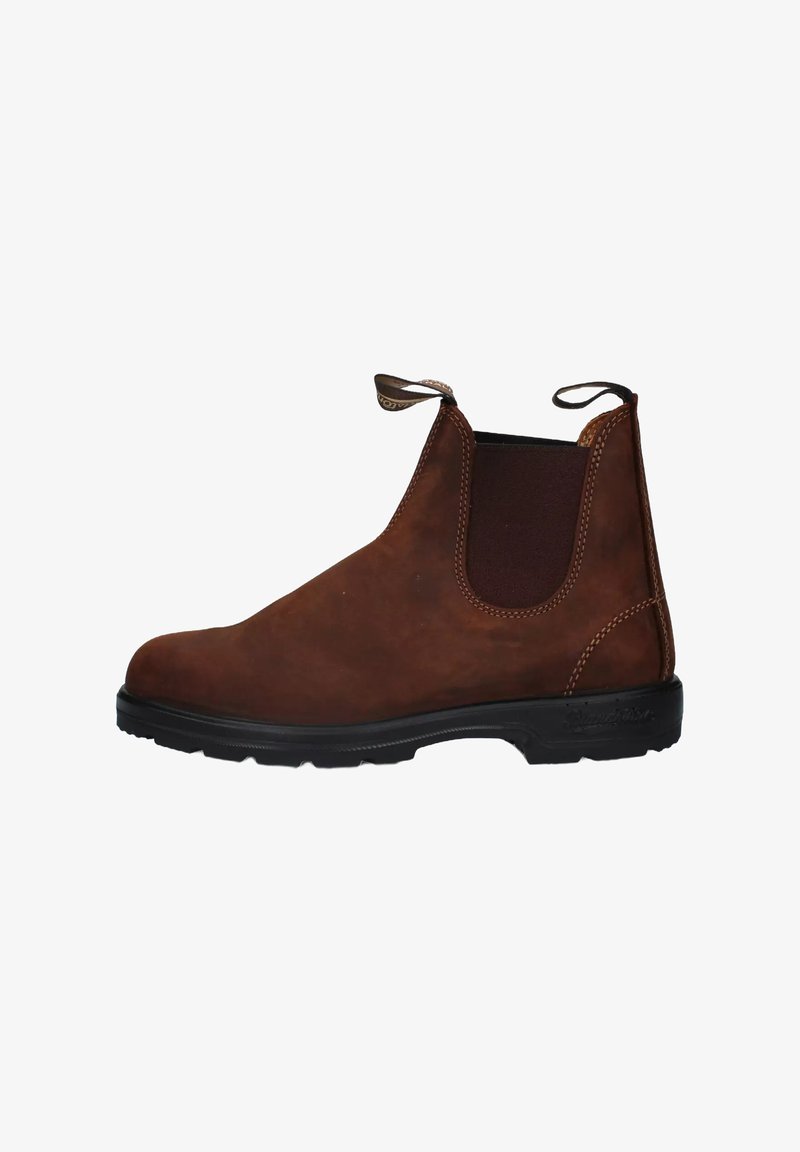 Stivaletto in pelle marrone con pannelli laterali elasticizzati, linguette per il sollevamento e suola nera resistente. Presenta cuciture tono su tono e una texture liscia.