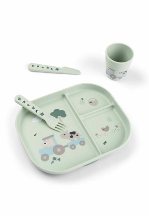 Set di piatti ad aspirazione in verde chiaro, con sezioni divise e motivi di animali. Include una forchetta, un coltello e una tazza con disegni coordinati.