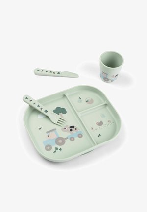 Set di piatti ad aspirazione in verde chiaro, con sezioni divise e motivi di animali. Include una forchetta, un coltello e una tazza con disegni coordinati.