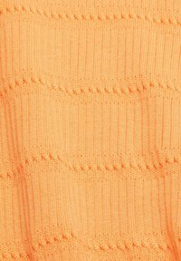 Pletenina v jasně oranžové barvě s horizontálními texturovanými pruhy. Hladký povrch s jemnými variacemi odstínu po celé ploše.