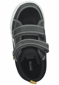Zapatilla negra y gris con dos tiras de velcro, suela de goma y costuras blancas. Presenta un interior acolchado para mayor comodidad. Etiqueta de acento dorado.