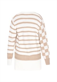 Maglione a righe beige e bianche con motivo a scacchi sulle maniche. Polsini e orlo a coste. Design ampio per il massimo comfort.