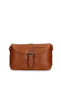 Clutch in pelle marrone con chiusura a pattina. Presenta una fibbia metallica, un logo impresso e dettagli di cucitura sottili. Forma rettangolare compatta.