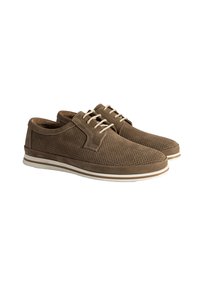 Chaussures en daim marron avec un design perforé, semelle en caoutchouc blanche, accents beiges, bout rond et lacets plats. Convient pour une tenue décontractée.