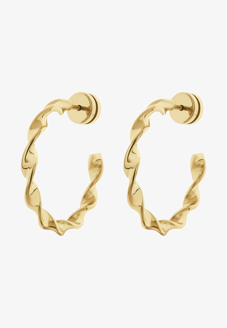 Orecchini a cerchio dorati intrecciati con una finitura lucida. Ogni orecchino presenta una forma circolare e un design a spirale testurizzato.