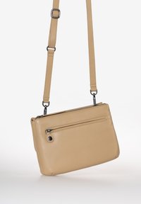 Beige Leder Umhängetasche mit verstellbarem Riemen, Reißverschluss oben, vorderer Reißverschluss-Tasche und dezentem Stichdetail. Glatte Textur und minimalistisches Design.