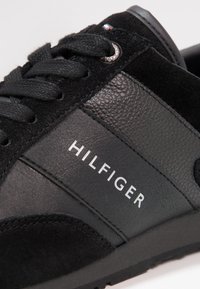 Tommy Hilfiger ICONIC LEATHER SUEDE MIX RUNNER - Treniņu apavi - black