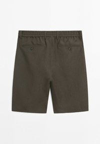 Mörk olivgröna herrshorts med elastisk midja, bältesöglor och två bakfickor med knappar på vit bakgrund.