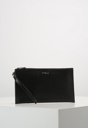 Zwarte rechthoekige polstasje clutch met een bovenste ritssluiting en het Furla-logo centraal boven de band op een witte ondergrond.