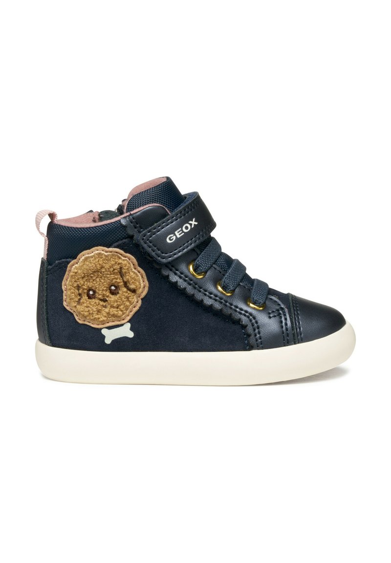 Zapatillas altas de color azul oscuro con un parche de galleta de dibujo animado en color beige, suela de goma blanca, diseño con cordones y correa de velcro para un ajuste seguro.