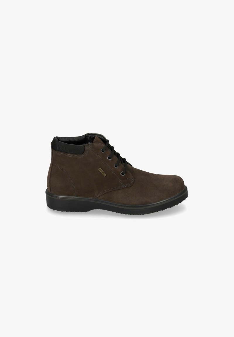 Stivali ankle in suede marrone con punta arrotondata, lacci frontali e suola in gomma nera. Presentano un colletto imbottito e dettagli di cucitura discreti.