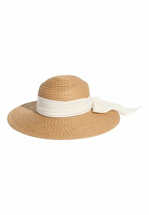 Pălărie din paie împletită cu bor larg și o bandă de material alb legată într-un arc pe lateral, afișată pe un fundal alb.