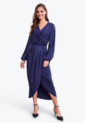Granatowa sukienka na zakładkę z długimi, bufkowatymi rękawami, dekoltem w kształcie litery V i wysokim rozcięciem. Wykonana z gładkiej, lekkiej tkaniny o subtelnej fakturze.