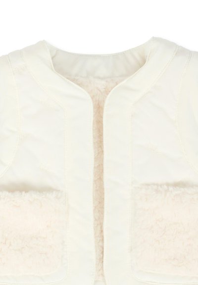Gilet bianco trapuntato con un morbido rivestimento interno e due tasche esterne con finiture in tessuto morbido. Texture liscia, scollo rotondo, senza chiusure.