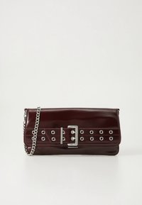 Bordeauxrood leren clutch met een glanzende afwerking, voorzien van een grote zilveren gesp en oogjes, aangevuld met een zilveren kettingband.