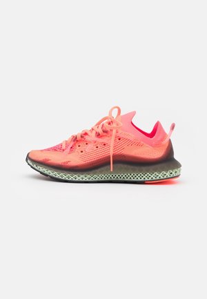 Chaussure de sport rose corail vif avec tige tricotée, semelle en treillis imprimée en 3D, lacets et languette de tirage sur fond blanc.