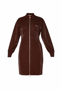 Brązowa sukienka na zamek błyskawiczny z wysokim kołnierzem, długimi bufkami i dopasowanym krojem. Posiada złote logo na piersi oraz zamek błyskawiczny.