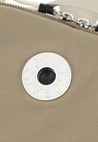 JOOP! Jeans GIOCOSO NIVIA - Nahrbtnik - sahara