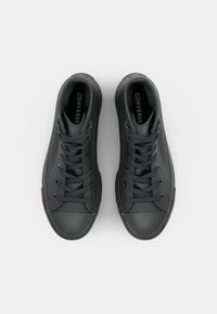Baskets montantes noires avec une tige en cuir, un embout en caoutchouc et des lacets ton sur ton. Présentent un col rembourré et le logo "Converse" sur la semelle intérieure.