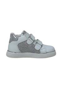 Sneaker per bambini bianco con pannello laterale in glitter argento e due fasce regolabili in Velcro, suola bianca e dettaglio argentato sul tallone.