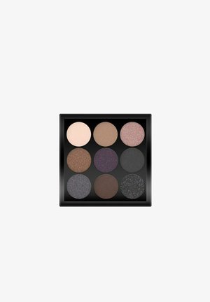 Paletti, jossa on yhdeksän pyöreää luomiväriä neutraaleissa ja tummissa sävyissä, mukaan lukien beige, ruskea, violetti, harmaa ja musta hohtava sävy.
