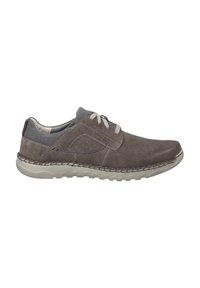 Grauer Wildlederschuh mit runder Zehenform, Schnürdesign, tonalen Nähten und einer Gummisohle mit strukturierten Akzenten. Mit perforierten Details an der Seite.