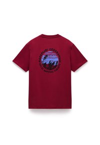 Bordeaux Baumwoll-T-Shirt mit einem kreisförmigen Grafikdesign, das Bäume und schichtartige Farben in Blau und Pink zeigt, sowie dem Text "NAPAPIJRI GEOGRAPHIC".