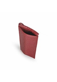 Rode glitter clutch tas met een gestructureerd oppervlak, open aan de bovenkant, met een slank rechthoekig formaat en zonder zichtbare hardware of accenten.