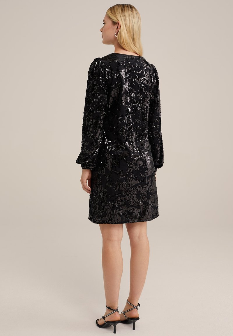 Schwarzes Pailletten-Cocktailkleid mit langen Ärmeln, runder Ausschnitt und taillierter Silhouette, mit einer strukturierten, schimmernden Oberfläche und knielangem Saum.