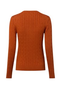 Rostorange Kabelstrick-Pullover mit langen Ärmeln und gerippten Bündchen sowie Saum, von hinten auf einem weißen Hintergrund gezeigt.