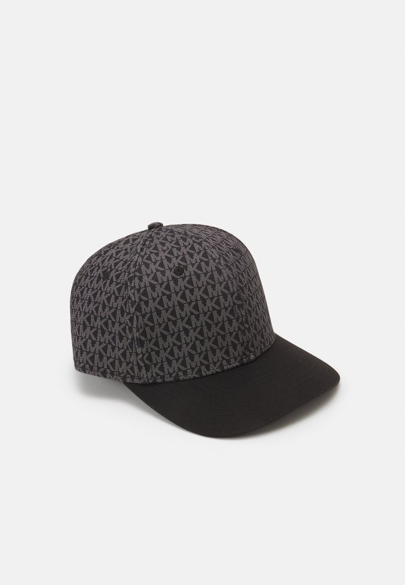 Casquette de baseball noire avec une visière incurvée et un motif gris foncé de lettres "MK" répétées sur la couronne.