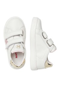 Scarpe bianche in pelle con due cinturini in velcro. Presentano un accento dorato lucido sul tallone e un dettaglio a stella rosa e argento sui lati.