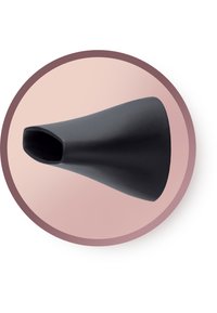 Svart silikonnese med en avsmalnet design og åpen tut, satt mot en myk rosa sirkulær bakgrunn, med en glatt mattekstur.