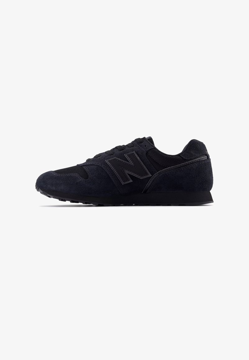 Baskets en daim noir et mesh avec lacets et logo "N" noir sur le côté, semelle plate, vues de profil gauche sur fond blanc.
