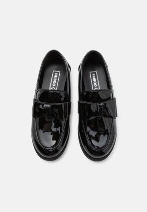 Mocasini din piele patent neagră, cu o talpă plată, detaliu cu fundă lată în față și o textură netedă și lucioasă. Branding Friboo în interior.