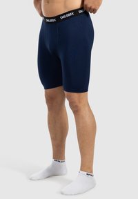 Boxer da uomo blu navy con elastico nero in vita marchiato "SMILODOX." Il materiale sembra liscio ed elastico. Design di lunghezza a metà coscia.