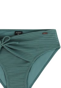 Grüner, strukturierter Bikinihöschen mit seitlicher Kordel und kleinem Metallmarken-Label, Größenschild innen am Bund sichtbar.