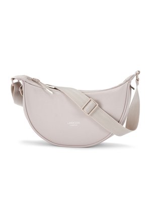 Sac bandoulière beige clair en forme de demi-lune avec sangle en tissu réglable et fermeture éclair, marqué "Larkson Hamburg" au centre avant.