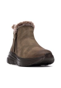 Botas de tobillo de ante marrón con ribete de piel sintética, cremallera lateral, puntera redondeada y suela de goma texturizada diseñada para la comodidad y el soporte.