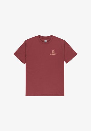 Rood t-shirt met korte mouwen met een kleine witte afbeelding en de tekst "ELEMENT" gedrukt op de linkerborst.