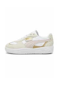 Zapatillas blancas que combinan cuero suave y gamuza, con acentos en rosa claro y oro. Suela de goma con detalles texturizados.
