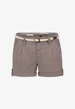 Dunkelbeige Baumwollshorts für Damen mit umgeschlagenen Säumen, vorderen Falten, Seitentaschen und einem geflochtenen, cremefarbenen Gürtel mit Metallschnalle.