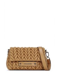 Šūtas riekstkārtas krāsas ādas soma ar pītā dizaina elementiem, magnētisku aizdari un noņemamu siksnu. Priekšpusē atrodas metāla zīmola plāksnīte.