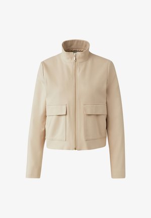 Giacca corta beige in tessuto liscio, con colletto alto, cerniera frontale e due grandi tasche a toppa sul davanti.