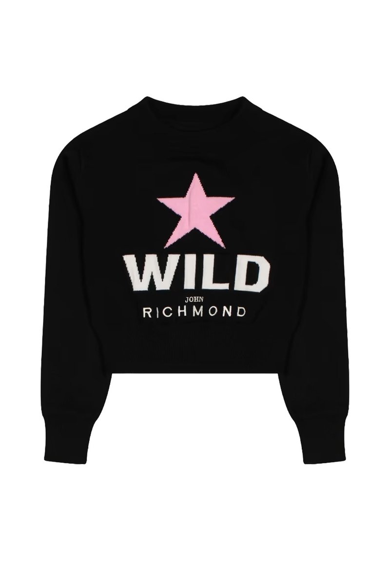 Maglione corto nero con maniche lunghe, con una stella rosa e la parola "WILD" in grassetto bianco, con "JOHN RICHMOND" sotto.
