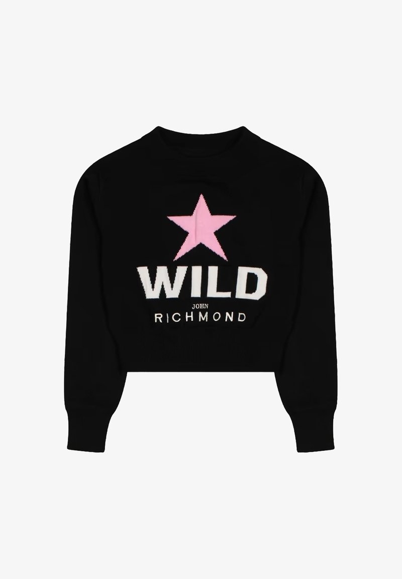 Maglione corto nero con maniche lunghe, con una stella rosa e la parola "WILD" in grassetto bianco, con "JOHN RICHMOND" sotto.